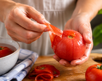 « Je ne suis pas dingue de  la peau » : l’astuce magique de la cheffe Stéphanie Le Quellec pour monder les tomates ultra-facilement