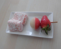 Carrés de mousse aux fraises et bonbons en gélatine Banane Fraise