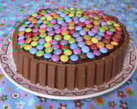 Gâteau aux smarties et kit kat
