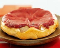 Tatin à la bûche affinée et au thon caramélisé au miel