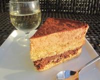 Un étonnant gâteau très parfumé par le vin blanc donc les saveurs sont révélées par le spéculoos et le praliné.