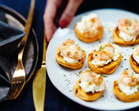 Mini-pancakes de patate douce, langoustine et crème fouettée à la cardamome