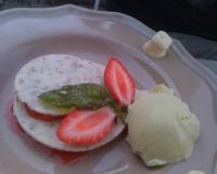 Croustillants de chocolat blanc et feuillantines alternés avec des fraises rôties au basilic, accompagnés d'une glace au basilic/citron vert et de petites guimauves au…