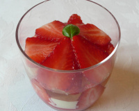 Panna cotta à la purée de fraises et citron vert, gelée de basilic
