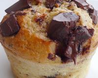 Des muffins à la pâte fondante, et très gourmands avec leurs pépites de chocolat qui débordent.
