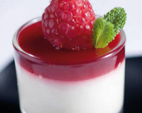 Verrine de mousse de Philadelphia, biscuit et gelée de framboises