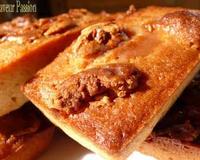 Un cake très gourmand façon recyclage, avec du fudge (on peut le remplacer par du caramel mou...) et des morceaux de guimauves qui apportent le côté croustillant-caramélisé…