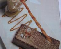 Dacquoise au chocolat noir servi avec une mousse de noisettes