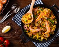 Pour mettre du soleil dans vos assiettes, Cyril Lignac partage sa recette de paella, un vrai régal !