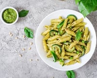 Oubliez le basilic et testez ce délicieux pesto de courgettes à petit prix pour vos pâtes