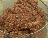 Vive le pralin maison ! On aime servir du pralin dans les crèmes, sur les choux, les desserts à l'assiette, ... C'est simple et rapide : Sucre, noisettes et amandes ...