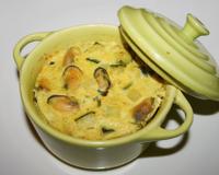 Cela donne une recette de mini cocotte de flan de moules au curry aux courgettes et au fromage blanc.
