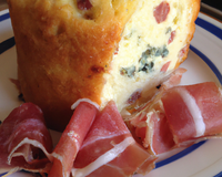 Cake au roquefort et au speck