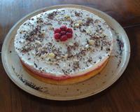 Une fine génoise surmontée d'une mousse aux framboises , recouverte d'une mousse au chocolat blanc