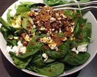 Je vous propose une recette de salade originale qui associe les noisettes croquantes torréfiées avec la douceur du chèvre et des épinards. Rapide et très facile à faire.…