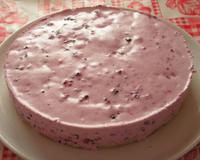 Une base fine en gâteau surmontée d'une crème à la mûre sauvage.
