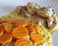 Dés de poulet au citron et à la cardamome verte, accompagnés de tagliatelles de carottes et riz blanc au curcuma