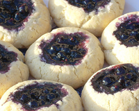 Voici une recette que j'ai rapportée de mon dernier voyage en Angleterre. De délicieux biscuits légèrement sablés agrémentés de myrtilles fondantes que vous pouvez déguster…