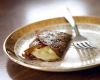 Ce pudding se déguste en dessert, à température ambiante, accompagné d'une crème anglaise ou d'un coulis d'abricots.