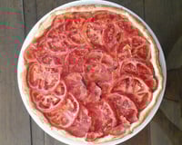 Tarte à la tomate, moutarde et herbes fraîches