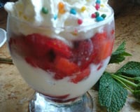 Mousse fraises bonbons sur coulis de framboises