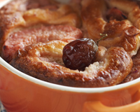 Une brioche cocotte, entre pudding et brioche, roulée autour de tranches de coings et imprégnée de sirop de rose.