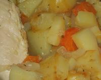 Un poulet badigeonné de moutarde et cuit avec un mélange de légumes.