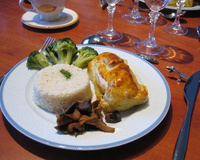 Feuilleté de saumon et sauce au roquefort