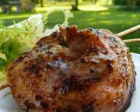 Voici une recette pour manger différemment les tranches de poitrine de porc grillés.