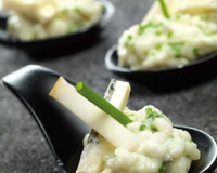 Quand le crémeux du risotto et la saveur de la poire répondent au fondant du Bresse Bleu, les petites cuillères se font malignes et modernes : votre apéritif va épater…