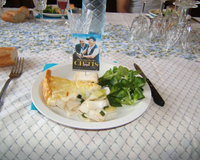 Etaler sur une pâte crue feuilletée trois oeufs battus en omelette.Y poser des tranches de maroille. Répartir de la crème fraîche et mettre au four une 1/2 heure.