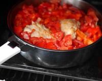 Un poulet basquaise aux poivrons caramélisés.
Une recette en partenariat avec les articles de cuisson Cristel.