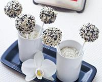On détourne les cakes pops en version salée pour l'apéro ! Le mariage entre la force du Roquefort, la légère amertume des noix et le côté fruité des abricots moelleux…