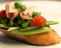 Des crostinis pleins de fraîcheur et de saveurs printanières avec un petit goût d'Italie
