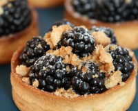 J'ai repris ici le principe de mes tartelettes à la framboise c'est à dire fruits non cuits, délicieuse pâte-biscuit, toujours pas de crème…
