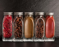 Pourquoi vous devriez toujours garder un flacon d'épice vide quand vous faites un gâteau