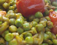 Une recette indienne végétarienne facile à réaliser et délicieuse à base de petits pois, de tomates et d'épices