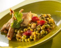 Poulet tendre aux épices citronnées et gourmandise de pois à la provençale