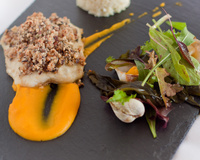 Bar en crumble de kasha et algues, coulis de potimarron et chou-fleur comme un risotto