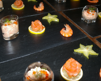 Assiette d'entrée composée d'une verrine au saumon, de saumon fumé et de crevettes roses