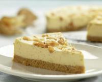 Le cheesecake est un gâteau contenant du fromage frais, il repose sur une croûte, généralement biscuitée.