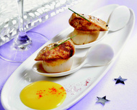Poêlées de noix de St Jacques au foie gras sur crème de giraumon safranée