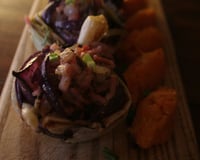 Fondant aux 3 oignons & allumettes de lardons caramelisées