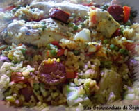 Paella au poulet, poisson, et chorizo