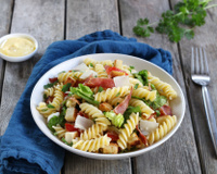 Salade de fusilli façon BLT aux tomates et bacon grillé,