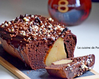 Gâteau au chocolat et poires entières