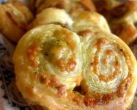Des petits palmiers en pâte feuilletés agrémentés de pesto maison
