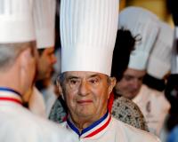 Pourquoi ne pas tester pour les fêtes la recette de la célèbre soupe VGE aux truffes de Paul Bocuse ?