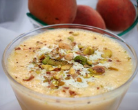 Comme il me restait des pêches bien mûres, j'en ai profité pour réaliser ce cappuccino glacé avec sa mousse à la crème.