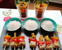 Verrine au poivrons, riz sauvage et brochette de volaille